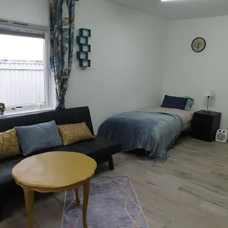 Comfortable Apartment, 10min Airport 公寓 *