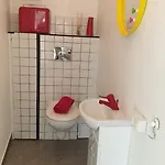 Comfortable Apartment, 10min Airport Апартаменты *